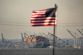 Hiện trường vụ sập cầu Francis Scott Key ở thành phố Baltimore, bang Maryland (Mỹ), sau khi bị tàu chở hàng đâm trúng, ngày 26/3/2024. (Ảnh: AFP/TTXVN)