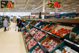 Khách hàng mua sắm tại một siêu thị ở Manchester (Anh). (Ảnh: THX/TTXVN)