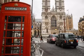 Ôtô trên đường phố London, gần Tu viện Westminster (Anh). (Nguồn: Getty Images/CNN)