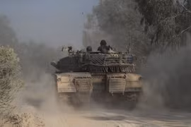 Xe tăng quân sự Israel được triển khai gần biên giới với Dải Gaza, miền Nam Israel, ngày 7/4/2024. (Ảnh: THX/TTXVN)