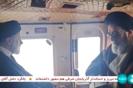 Hình ảnh do đài truyền hình nhà nước Iran IRINN phát ngày 19/5/2024: Tổng thống Iran Ebrahim Raisi (trái) trên trực thăng, trước khi chiếc máy bay bị rơi ở vùng núi tỉnh Đông Azerbaijan, phía Tây Bắc Iran. (Ảnh: AFP/TTXVN)