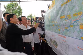 Phó Thủ tướng Trần Hồng Hà cùng đoàn công tác đến khảo sát tại nút giao Tân Hội, thuộc tuyến cao tốc Bảo Lộc-Liên Khương. (Ảnh: Nguyễn Dũng/TTXVN)