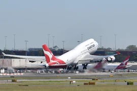 Máy bay của hãng hàng không Qantas Airways cất cánh từ sân bay Sydney (Australia). (Ảnh: AFP/TTXVN)