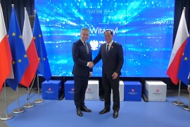 Phó Chủ tịch Quốc hội Trần Quang Phương và Phó Thủ tướng kiêm Bộ trưởng Bộ Số hóa Ba Lan Krzysztof Gawkowski chụp ảnh lưu niệm. (Nguồn: Báo Đại biểu Nhân dân)