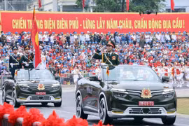 Trung tướng Nguyễn Trọng Bình, Phó Tổng Tham mưu trưởng Quân đội Nhân dân Việt Nam trên xe chỉ huy dẫn đầu đoàn diễu binh, diễu hành. (Ảnh: Lâm Khánh/TTXVN)