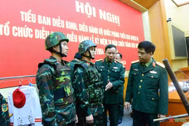 Thượng tướng Nguyễn Văn Nghĩa kiểm tra các mẫu trang phục, trang cụ phục vụ tại Lễ Kỷ niệm 70 năm Chiến thắng Điện Biên Phủ. (Nguồn: Quân đội nhân dân)