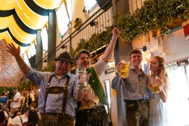 Người dân tham dự lễ hội bia Oktoberfest tại Munich (Đức). (Ảnh: THX/TTXVN)