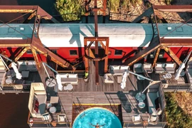 Du khách trải nghiệm "Đoàn Tàu trên Cầu." (Nguồn: CNN)