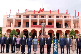 Tổng Bí thư, Chủ tịch nước Cộng hòa Dân chủ Nhân dân Lào Thongloun Sisoulith và Phu nhân Naly Sisoulith cùng đồng chí Nguyễn Văn Nên, Ủy viên Bộ Chính trị, Bí thư Thành ủy Thành phố Hồ Chí Minh tại Bảo tàng Hồ Chí Minh chi nhánh Thành phố Hồ Chí Minh. (Ảnh: Xuân Khu/TTXVN)