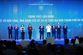 Thủ tướng Phạm Minh Chính và các đại biểu thực hiện nghi thức vận hành các nền tảng, ứng dụng của Đề án 06. (Ảnh: Dương Giang/TTXVN)