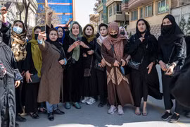 Phụ nữ Afghanistan biểu tình đòi các quyền lợi tại Thủ đô Kabul, ngày 8/3 năm ngoái. (Ảnh: AFP/TTXVN)