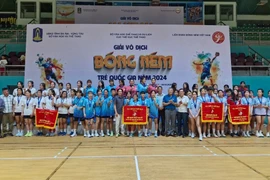 Ban Tổ chức Giải Vô địch Bóng ném Trẻ Quốc gia 2024 trao huy chương và cờ lưu niệm cho các đội đạt thành tích cao nội dung nữ lứa tuổi U20. (Ảnh: Huỳnh Sơn/TTXVN)