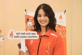 Vận động viên bắn cung Đỗ Thị Ánh Nguyệt tại Lễ xuất quân Đoàn Thể thao Việt Nam tham dự Olympic 2024, tại Hà Nội tối 17/7 vừa qua. (Ảnh: Minh Quyết/TTXVN)