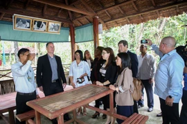 Đoàn công tác thăm nơi ở và làm việc của Đại sứ Cộng hoà Cuba tại Khu Di tích Căn cứ Chính phủ Cách mạng lâm thời Cộng hòa miền Nam Việt Nam. (Ảnh: Giang Phương/TTXVN)