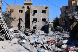 Những tòa nhà bị phá hủy sau cuộc không kích của Israel xuống Saksakiyeh, miền Nam Liban ngày 26/9/2024. (Ảnh: THX/TTXVN)
