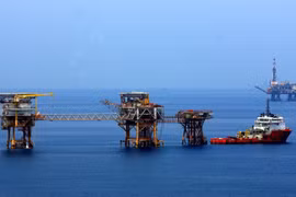 Các giàn khoan khai thác dầu khí của Liên doanh Vietsovpetro tại mỏ Bạch Hổ. (Ảnh: Huy Hùng/TTXVN)