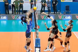 Trận đấu giữa Đội tuyển Bóng chuyền Nữ Thái Lan (trang phục đen) với Đội tuyển Việt Nam tại Giải Bóng chuyền Nữ Đông Nam Á. (Ảnh: Hoàng Hùng/TTXVN)