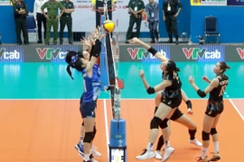 Trận đấu giữa Đội tuyển Bóng chuyền Nữ Thái Lan (trang phục đen) với Đội tuyển Việt Nam tại Giải Bóng chuyền Nữ Đông Nam Á. (Ảnh: Hoàng Hùng/TTXVN)