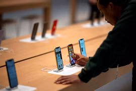 Apple đang đưa ra các chương trình giảm giá tạm thời cho điện thoại iPhone tại thị trường Trung Quốc. (Ảnh: AFP/TTXVN)