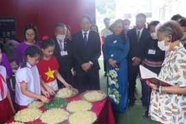 Công chúa Thái Lan Maha Chakri Sirindhorn cùng Đoàn đại biểu tham quan, trải nghiệm một số hoạt động tại Trường Tiểu học Nam Cường. (Ảnh: Hương Thu/TTXVN)