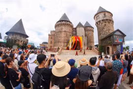 Du khách tại khu du lịch Sun World Ba Na Hills (thành phố Đà Nẵng). (Ảnh: Trần Lê Lâm/TTXVN)