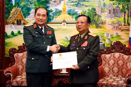 Thượng tướng Phùng Sĩ Tấn, Phó Tổng Tham mưu Trưởng Quân đội Nhân dân Việt Nam chuyển Thư Chúc mừng của Bộ trưởng Quốc phòng Phan Văn Giang tới Bộ trưởng Quốc phòng Lào Chansamone Chanyalath nhân dịp kỷ niệm 75 năm ngày thành lập Quân đội Nhân dân Lào. (Ảnh: Phạm Kiên/TTXVN)
