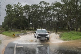 Mưa lớn chia cắt nhiều con đường ở thành phố Sydney (Australia). (Nguồn: ABC)