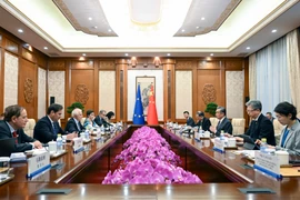 Bộ trưởng Ngoại giao Trung Quốc Vương Nghị (thứ ba, phải) và Cao ủy Liên minh châu Âu phụ trách chính sách an ninh-đối ngoại Josep Borrell tại Đối thoại Chiến lược Cấp cao hai bên, tại Bắc Kinh. (Ảnh: THX/TTXVN)