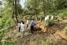 Bản du lịch cộng đồng Sin Suối Hồ xuất hiện vết nứt, sụt lún nguy cơ ảnh hưởng đến sạt lở 19 hộ dân sống bên dưới. (Ảnh: Anh Dưỡng/TTXVN phát)