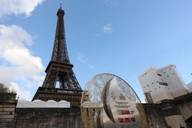 Đồng hồ đếm ngược tới thời điểm khai màn Olympic Paris 2024. (Ảnh: THX/TTXVN)