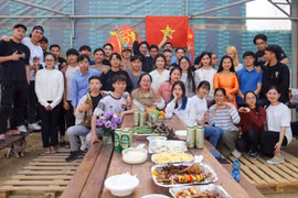 Các tu nghiệp sinh Việt Nam thuộc Trung tâm AICAT cùng liên hoan đón Giao thừa. (Ảnh Vũ Hội/TTXVN)
