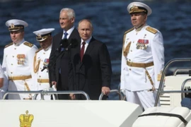 Tổng thống Nga Vladimir Putin (giữa) tại Lễ Duyệt binh kỷ niệm ngày Hải quân Nga ở Saint Petersburg, ngày 28/7/2024. (Ảnh: Getty Images/TTXVN)