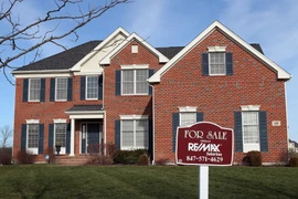 Một ngôi nhà treo biển rao bán tại bang Illinois (Mỹ). (Ảnh: AFP/TTXVN)