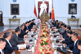 Tổng thống Indonesia Joko Widodo (thứ năm, phải) và Thủ tướng Trung Quốc Lý Cường (thứ năm, trái) tại cuộc hội đàm ở Jakarta, hồi tháng Chín năm ngoái. (Ảnh: THX/TTXVN)
