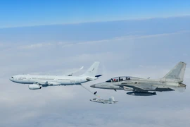 Máy bay tiếp dầu (trái) tiếp nhiên liệu cho máy bay KF-21 (dưới), sau khi máy bay chiến đấu cất cánh từ một căn cứ không quân ở Sacheon, cách Thủ đô Seoul (Hàn Quốc) 296km về phía Đông Nam, ngày 19/3/2024. (Ảnh: Yonhap/TTXVN)