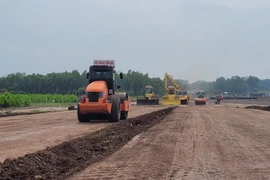 Thi công mặt bằng, lu nền tại điểm đầu dự án thành phần 3 Cao tốc Biên Hòa-Vũng Tàu. (Ảnh: Hoàng Nhị/TTXVN)