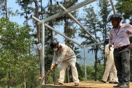 Lực lượng chức năng phá dỡ các công trình trái phép tại Khu Sinh thái Thủy Vân Sơn 2. (Ảnh: TTXVN phát)