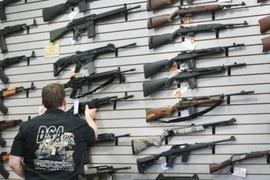 Súng được bày bán tại Lake Barrington, bang Illinois (Mỹ). (Ảnh: Getty Images/TTXVN)