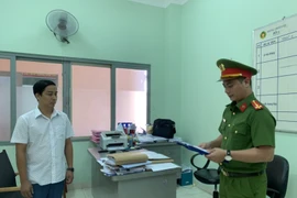 Cơ quan Điều tra thi hành lệnh bắt giam Đồng Minh Duy. (Nguồn: Công an nhân dân)