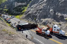 Hiện trường vụ va chạm giữa xe buýt và xe tải ở bang Pueble, miền Trung Mexico hồi tháng Tám năm ngoái. (Ảnh: Reuters/TTXVN)