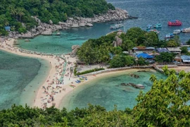 Du khách trên đảo Koh Nang Yuan (Thái Lan). (Nguồn: Thailand Magazine)