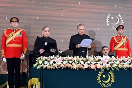 Tân Thủ tướng Pakistan Shahbaz Sharif (thứ hai, trái) tuyên thệ nhậm chức tại Islamabad ngày 4/3/2024. (Ảnh: THX/TTXVN)