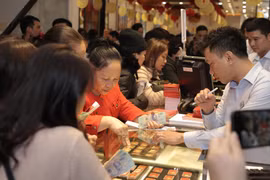 Khách hàng đang giao dịch vàng miếng. (Ảnh: Đức Duy/Vietnam+)