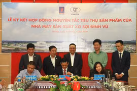 Đại diện PVN, Vinatex và các doanh nghiệp liên quan tại Lễ ký kết. (Ảnh: pvn.vn)