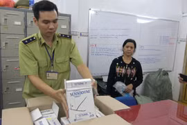 Lực lượng Quản lý thị trường đang kiểm tra lô sản phẩm kem đánh răng Sensodyne. (Ảnh: dms.gov.vn)