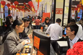 Khách hàng đang giao dịch vàng miếng. (Ảnh: Đức Duy/Vietnam+)