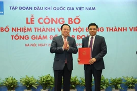Chủ nhiệm Ủy ban Quản lý vốn nhà nước trao quyết định cho ông Lê Manh Hùng. (Ảnh: pvn.vn)