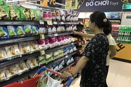 Luật quy định, Người tiêu dùng được cung cấp thông tin chính xác về nguồn gốc, xuất xứ hàng hóa. (Ảnh: Đức Duy/Vietnam+)