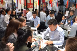 Khách hàng đang giao dịch vàng miếng. (Ảnh: Đức Duy/Vietnam+)