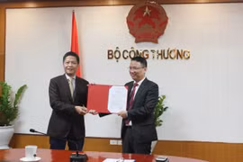 Bộ trưởng Trần Tuấn Anh trao Quyết định bổ nhiệm Cục trưởng Cục Phòng vệ thương mại. (Nguồn: moit.gov.vn)
